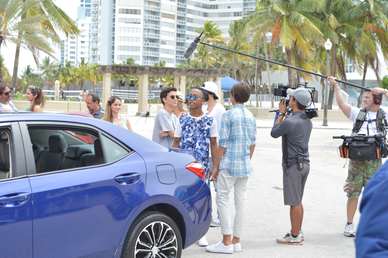 Te llevamos detrás de cámaras en la grabación del video 'Bailando'. Aaron, Chris, Zabdiel, Alan y Micke se divirtieron de lo lindo con las chicas.