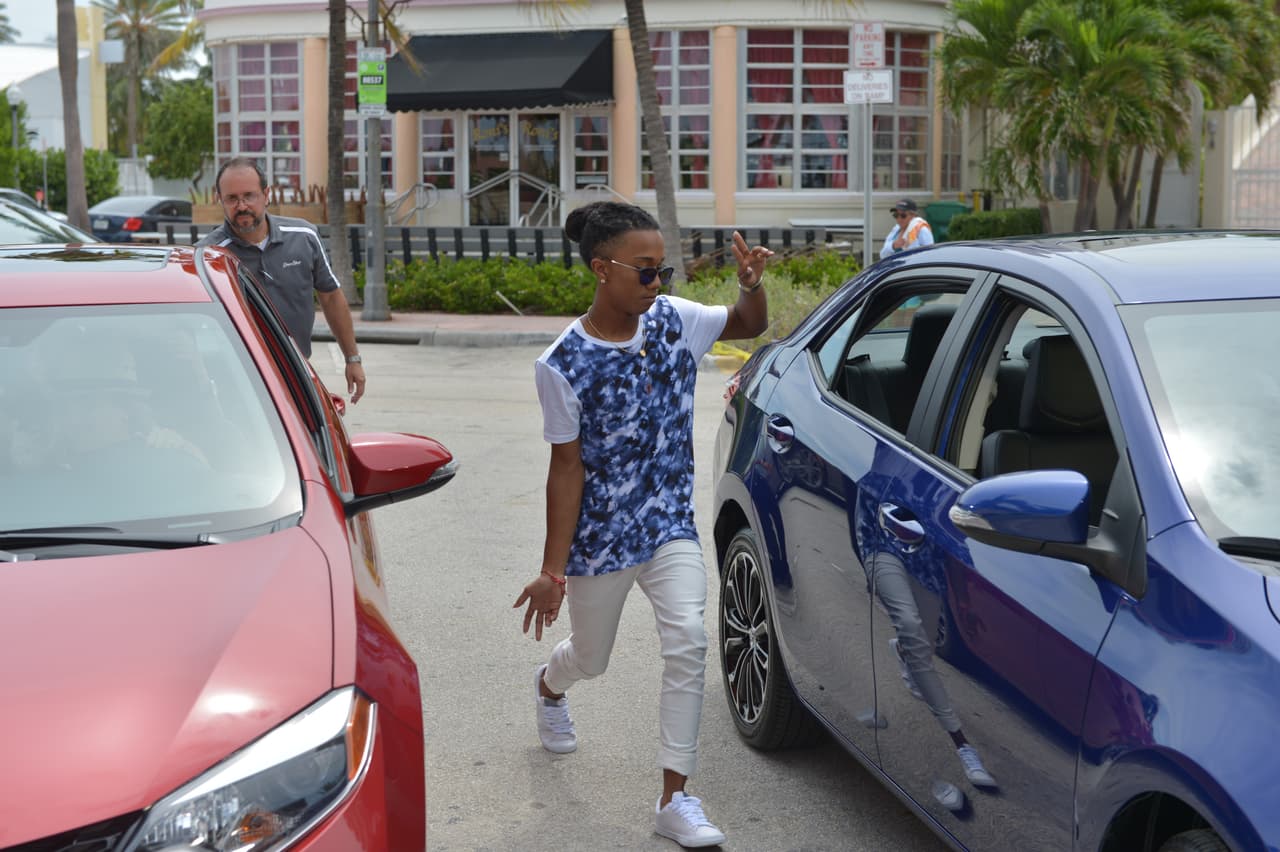 Te llevamos detrás de cámaras en la grabación del video 'Bailando'. Aaron, Chris, Zabdiel, Alan y Micke se divirtieron de lo lindo con las chicas.