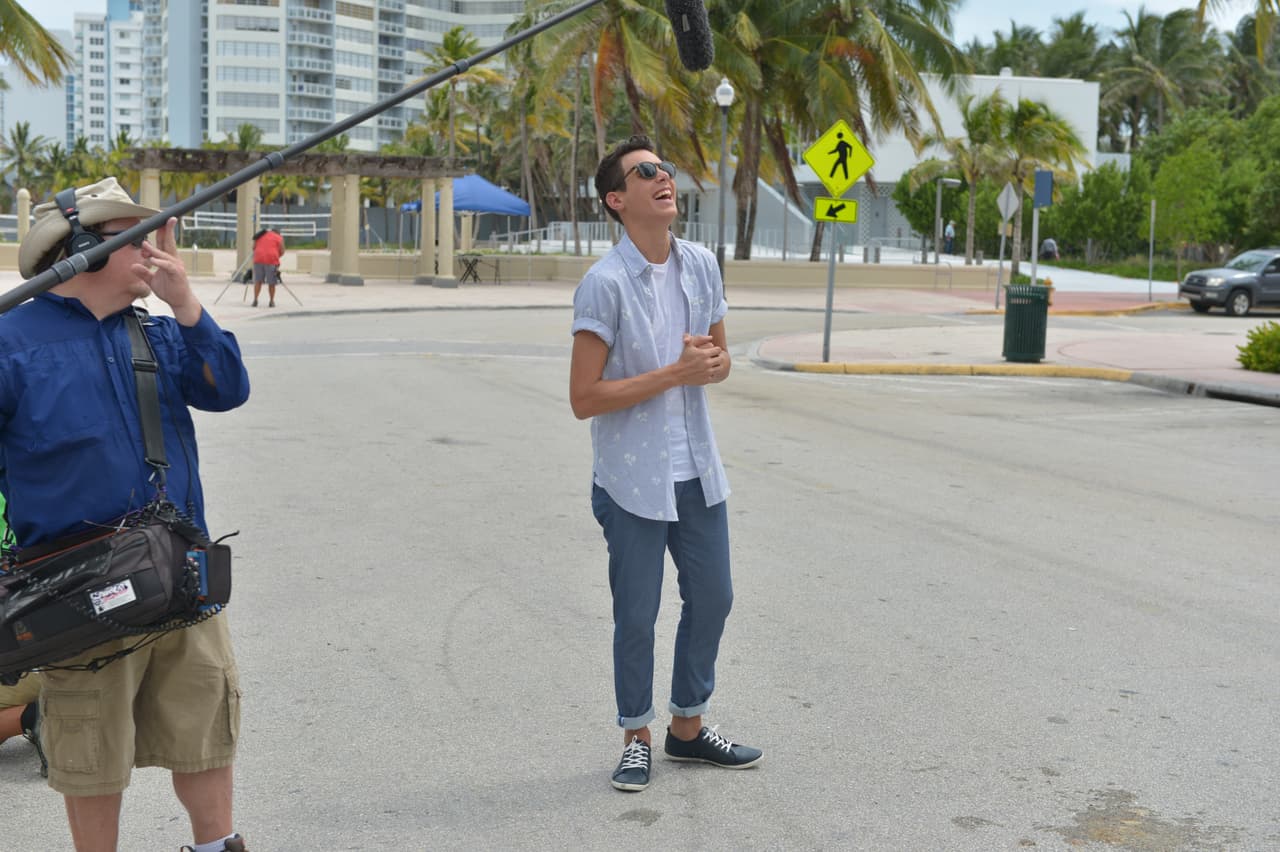 Te llevamos detrás de cámaras en la grabación del video 'Bailando'. Aaron, Chris, Zabdiel, Alan y Micke se divirtieron de lo lindo con las chicas.