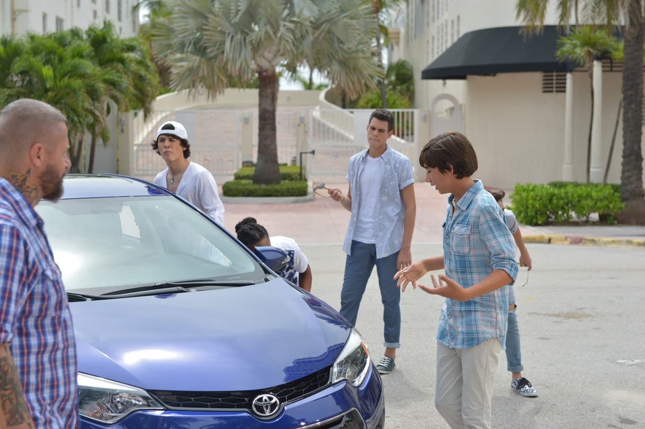 Te llevamos detrás de cámaras en la grabación del video 'Bailando'. Aaron, Chris, Zabdiel, Alan y Micke se divirtieron de lo lindo con las chicas.