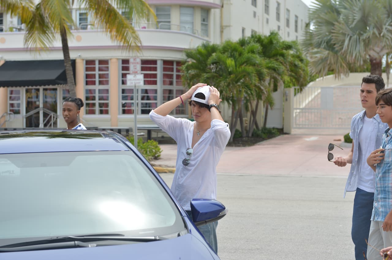 Te llevamos detrás de cámaras en la grabación del video 'Bailando'. Aaron, Chris, Zabdiel, Alan y Micke se divirtieron de lo lindo con las chicas.