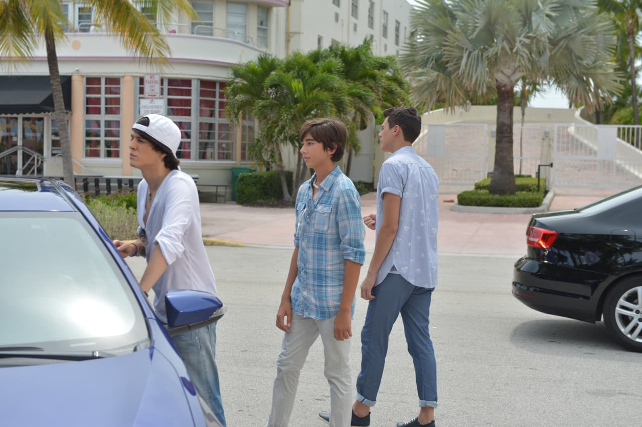 Te llevamos detrás de cámaras en la grabación del video 'Bailando'. Aaron, Chris, Zabdiel, Alan y Micke se divirtieron de lo lindo con las chicas.