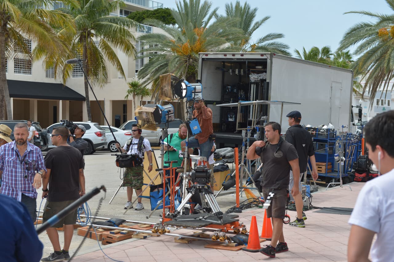 Te llevamos detrás de cámaras en la grabación del video 'Bailando'. Aaron, Chris, Zabdiel, Alan y Micke se divirtieron de lo lindo con las chicas.