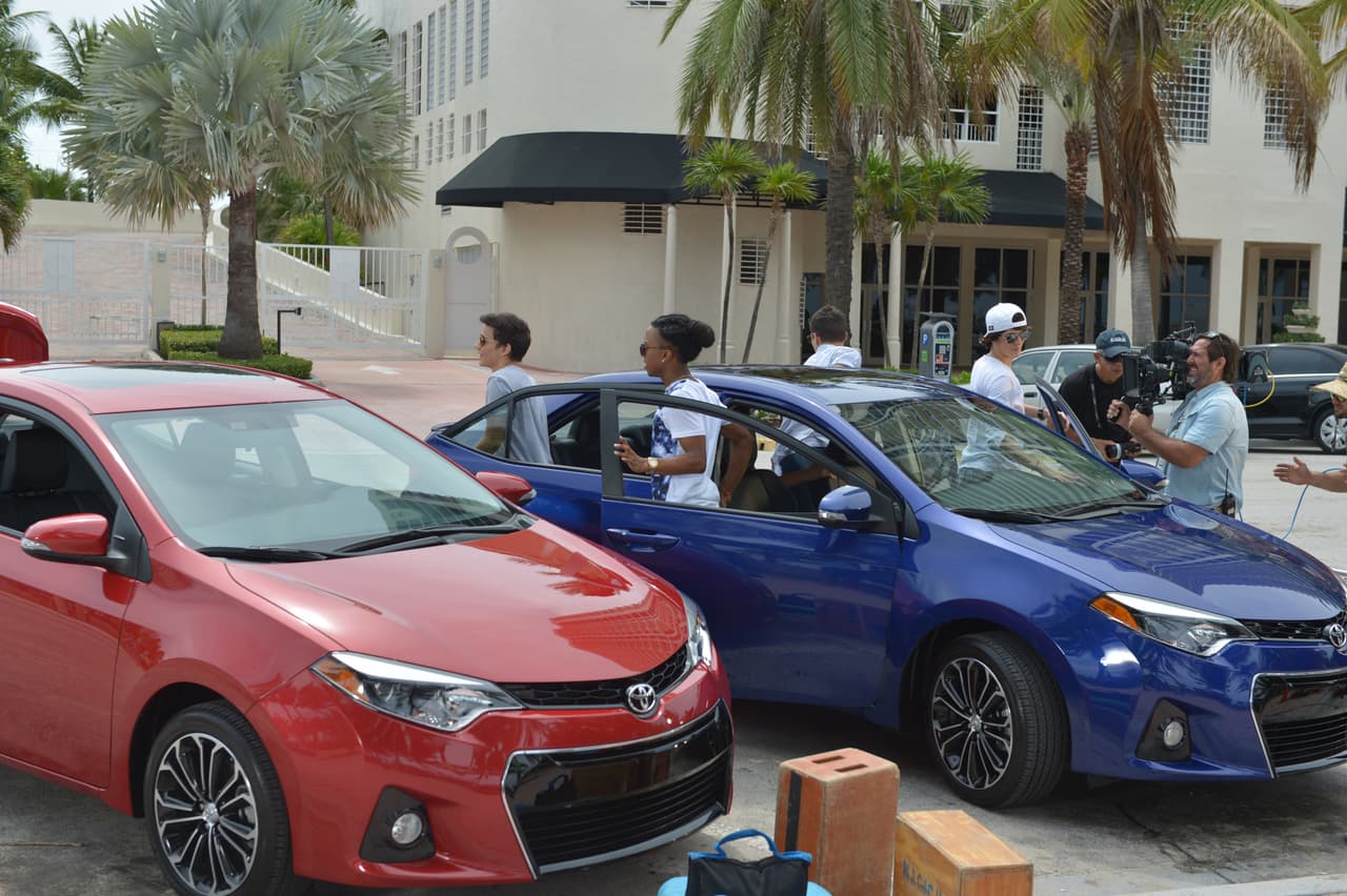 Te llevamos detrás de cámaras en la grabación del video 'Bailando'. Aaron, Chris, Zabdiel, Alan y Micke se divirtieron de lo lindo con las chicas.