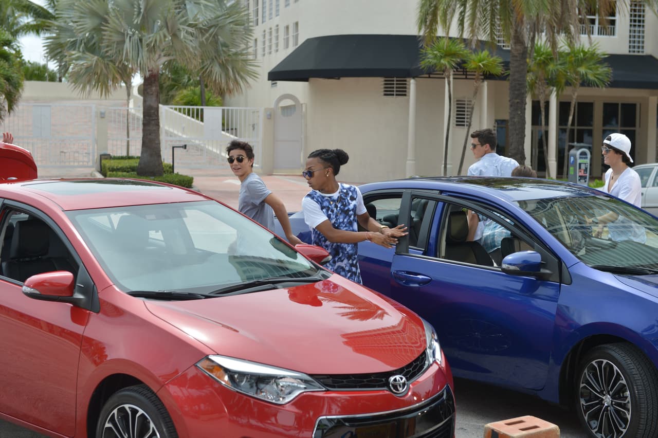 Te llevamos detrás de cámaras en la grabación del video 'Bailando'. Aaron, Chris, Zabdiel, Alan y Micke se divirtieron de lo lindo con las chicas.