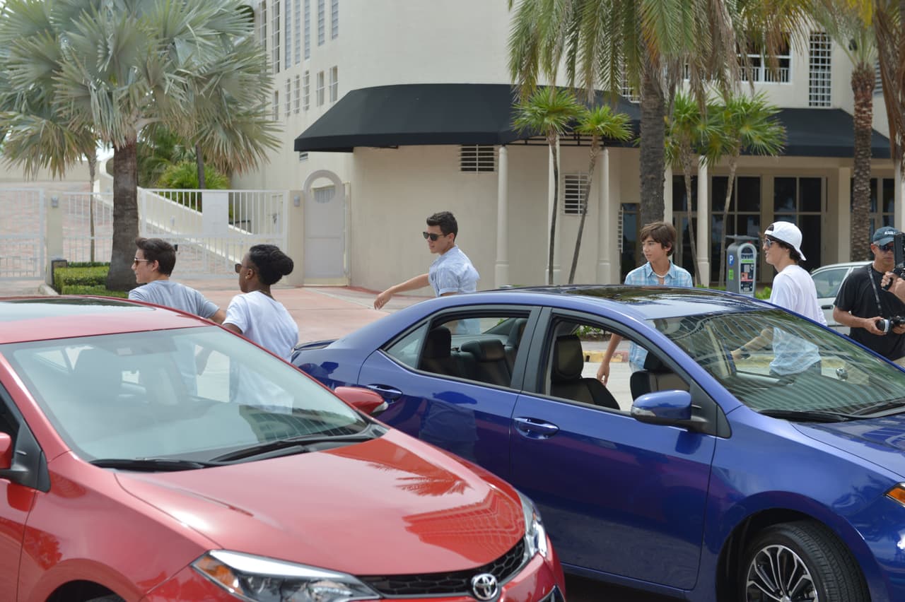 Te llevamos detrás de cámaras en la grabación del video 'Bailando'. Aaron, Chris, Zabdiel, Alan y Micke se divirtieron de lo lindo con las chicas.