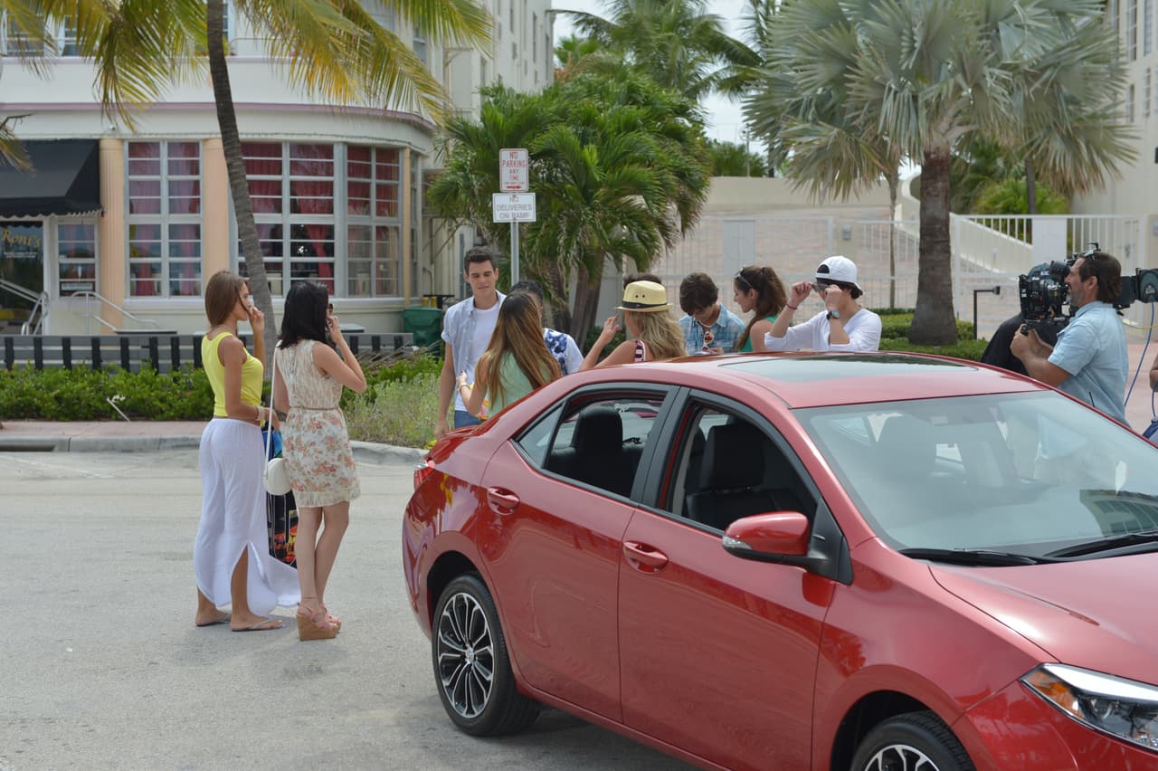 Te llevamos detrás de cámaras en la grabación del video 'Bailando'. Aaron, Chris, Zabdiel, Alan y Micke se divirtieron de lo lindo con las chicas.