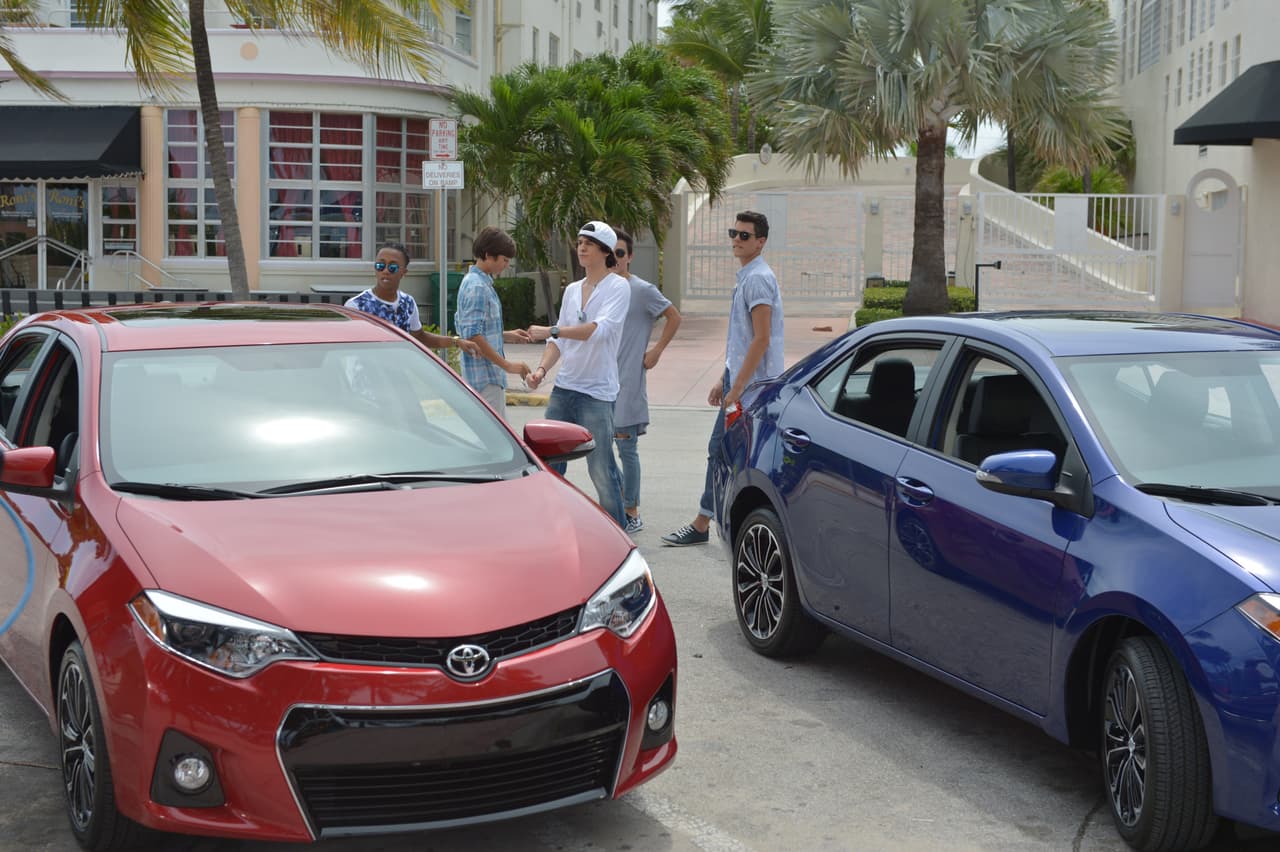 Te llevamos detrás de cámaras en la grabación del video 'Bailando'. Aaron, Chris, Zabdiel, Alan y Micke se divirtieron de lo lindo con las chicas.