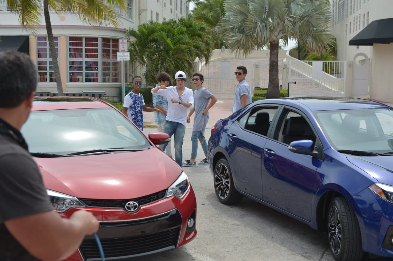 Te llevamos detrás de cámaras en la grabación del video 'Bailando'. Aaron, Chris, Zabdiel, Alan y Micke se divirtieron de lo lindo con las chicas.