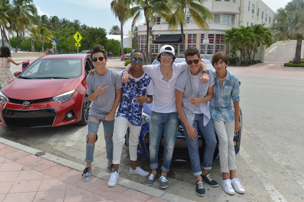 Te llevamos detrás de cámaras en la grabación del video 'Bailando'. Aaron, Chris, Zabdiel, Alan y Micke se divirtieron de lo lindo con las chicas.