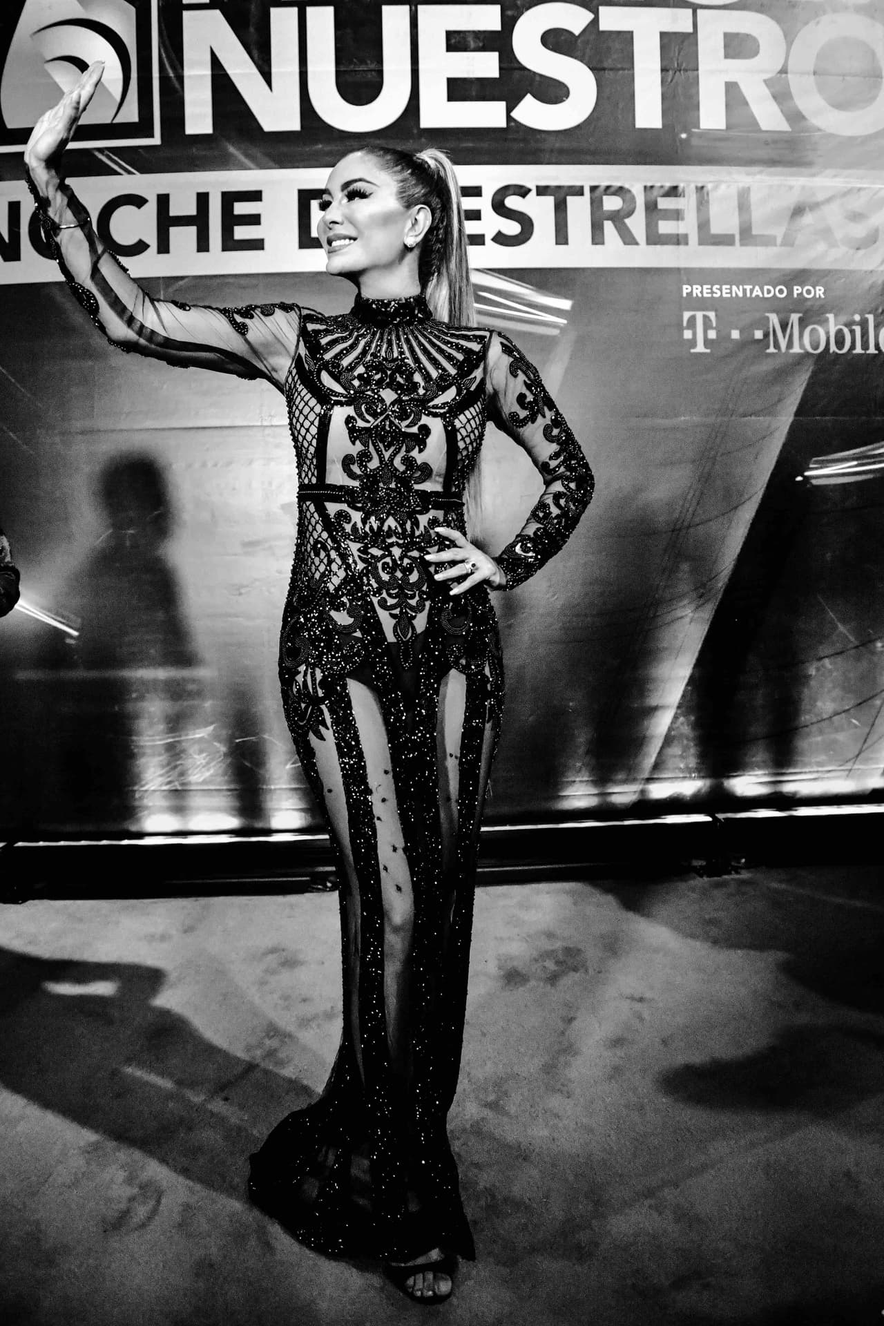 Al preguntarle si este 
<b><a href="https://www.univision.com/shows/premio-lo-nuestro">‘look’ que presumió en Premio Lo Nuestro</a></b> podría ser considerado por algunos como demasiado revelador, contestó: "Para nada. Este diseño es sugerente, pero elegante".