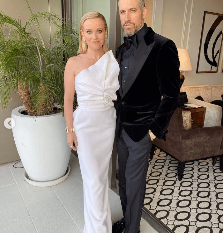Horas antes de la gala, 
<b><a href="https://www.univision.com/entretenimiento/award-season/alfombra-roja-dime-quien-te-viste-y-te-dire-quien-eres" target="_blank">Reese Witherspoon optó por dejarse </a></b>ver en Instagram con un vestido blanco que ya se le había visto el año anterior. 
<br>