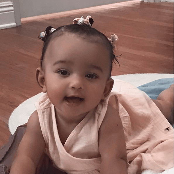 Mientras que la pequeña 
<b>Chicago West Kardashian</b>, llegó hace 14 meses a la familia, mediante un vientre subrogado.