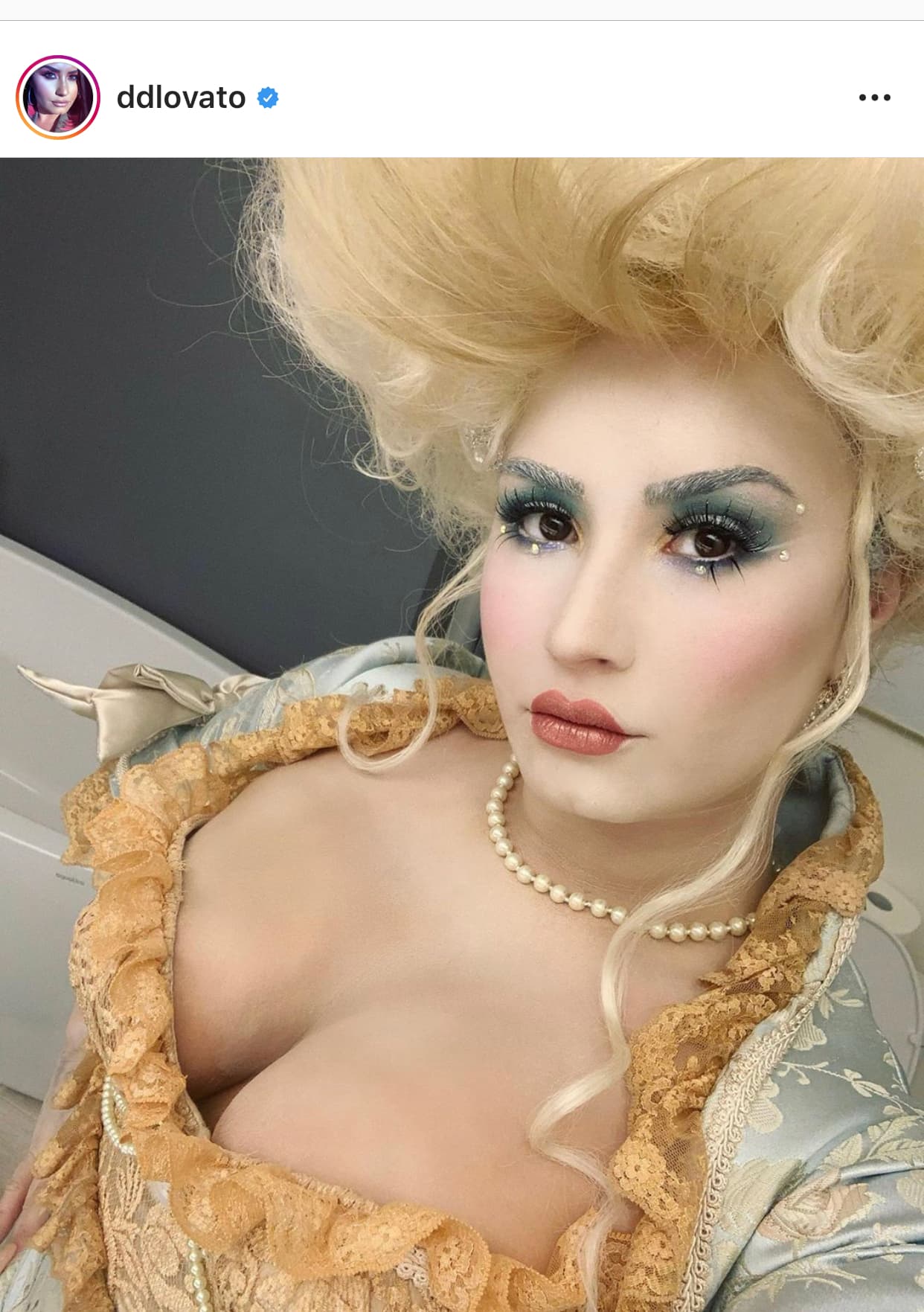 El jueves pasado, Lovato también lució una caracterización que recordó a la famosa María Antonieta, reina consorte de Francia.