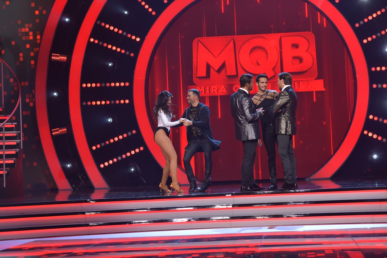 En el estudio comenzó a sonar 'Tu amor me hace bien', uno de los grandes éxitos del salsero Marc Anthony, y nadie se pudo quedar sin bailar.