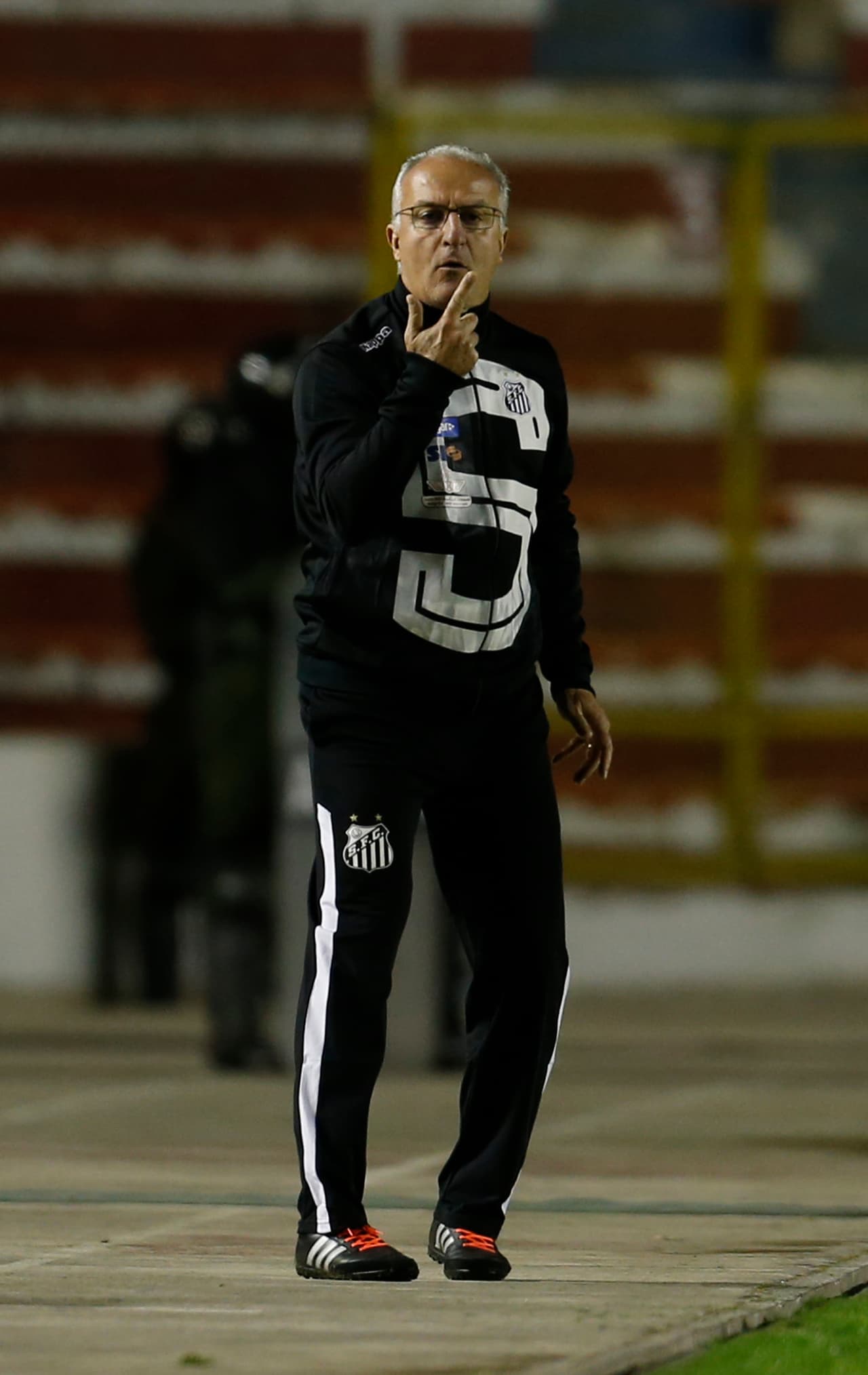 Dorival Junior, técnico del Santos y de Neymar en 2010, dan testimonio de eso luego de que el entrenador separó al jugador por insultarlo al no dejarle cobrar un penalti. El DT luego fue destituido.