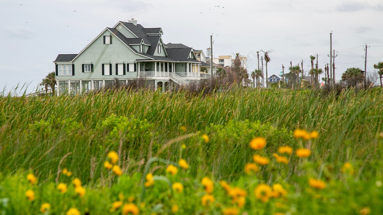 A lo largo de la playa, hay casas que pueden ser rentadas para pasar unos días en este destino.