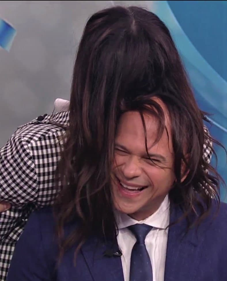 Por su parte, Karla quiso darle la oportunidad al Dr. Juan de lucir una larga y oscura cabellera y esta fue la manera con la que, con su propio cabello, le dio un look renovado al médico del show.