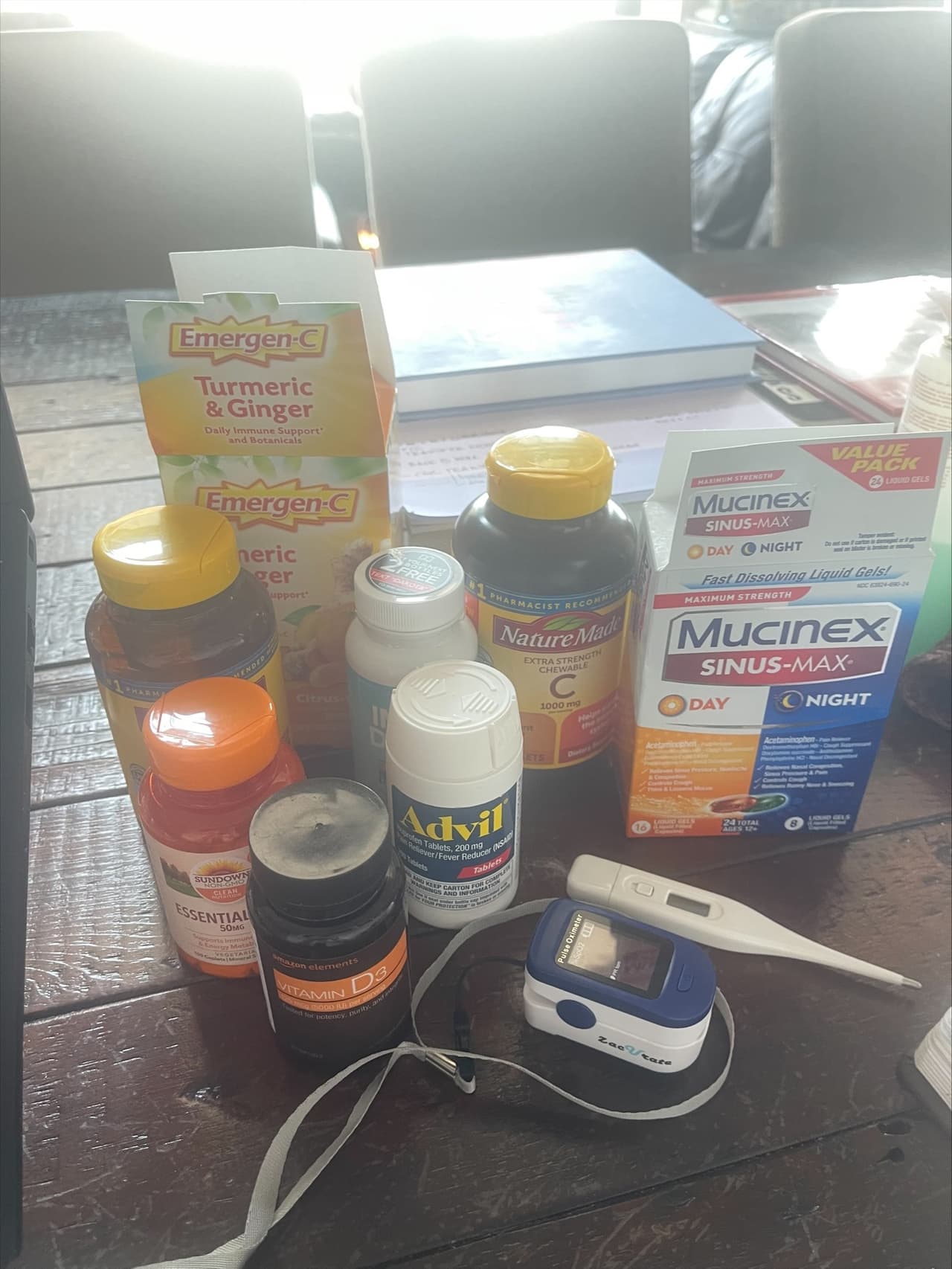 La
<b>próxima</b> son las vitaminas. La paciente comunicó que,
<b>luego de tomar Vitamina C, Zinc y multivitaminas, "se sentía mejor"</b>, pero tenía que tomarlos luego de comer, porque sino sentía náuseas.
<b>En cuarto lugar</b>, son medicamentos para aliviar la congestión y dolores, como Mucinex y Advil. La paciente comunicó que, en su experiencia, solo tuvo dolor corporal duró dos días.