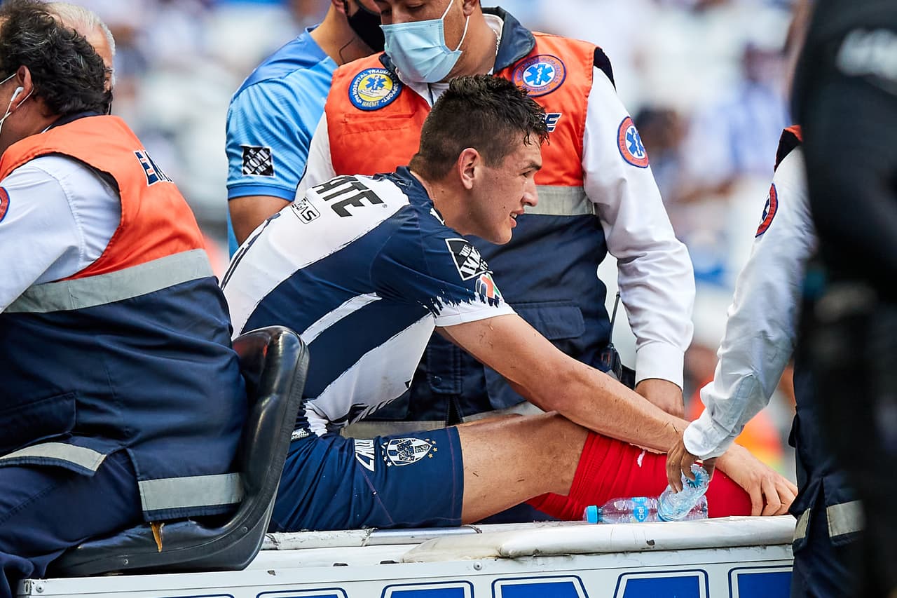 La mala noticia para Monterrey en la primera mitad fue la lesión de Montes que no pudo seguir en la cancha.