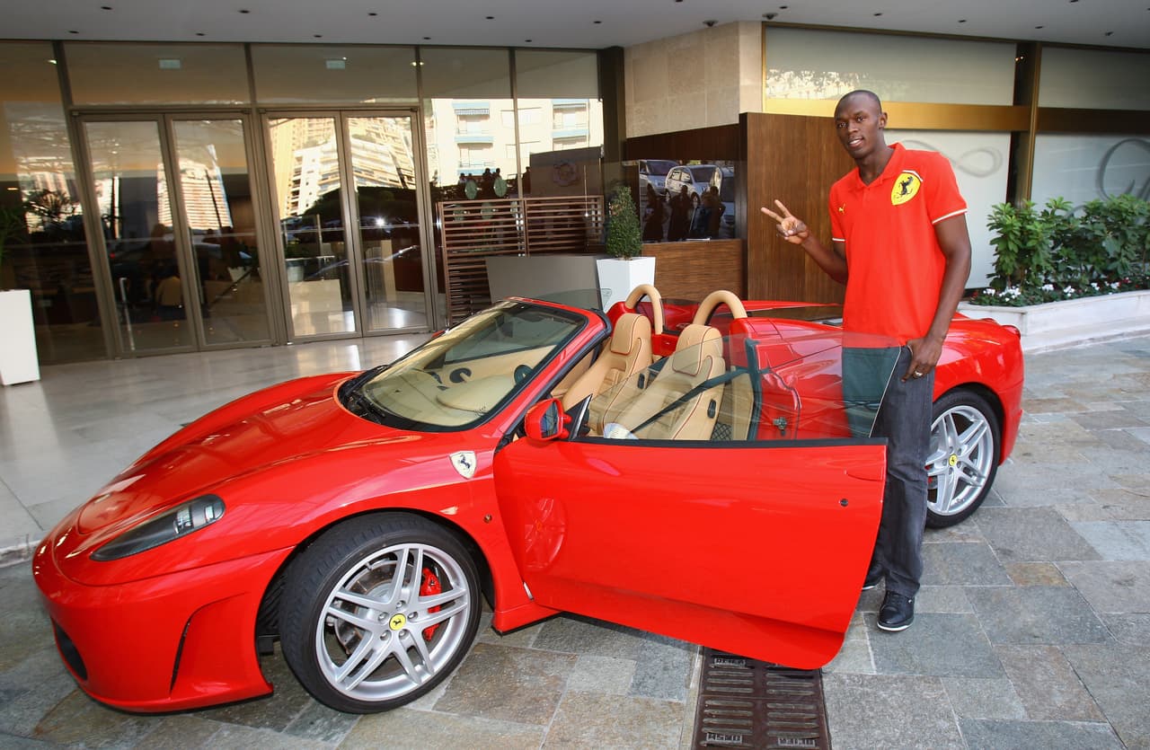 El modelo 2005 del 
<b>Ferrari F430 Spider </b>dispone de un motor V8 que desarrolla 490 HP, permitiéndole ir de 0 a 60 mph en 4.1 segundos y alcanzar una velocidad máxima de 193 mph. Este vehículo descapotable incluye características heredadas de los competidores de la Fórmula Uno. En la actualidad se vende por cerca de 120,000 dólares.