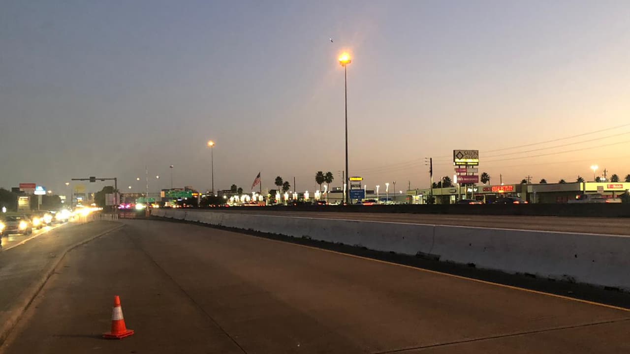 El conductor de la camioneta, es un hombre hispano, de alrededor de 25 años, está colaborando con las autoridades y no presenta singnos de estar bajo el influjo de sustancias tóxicas.