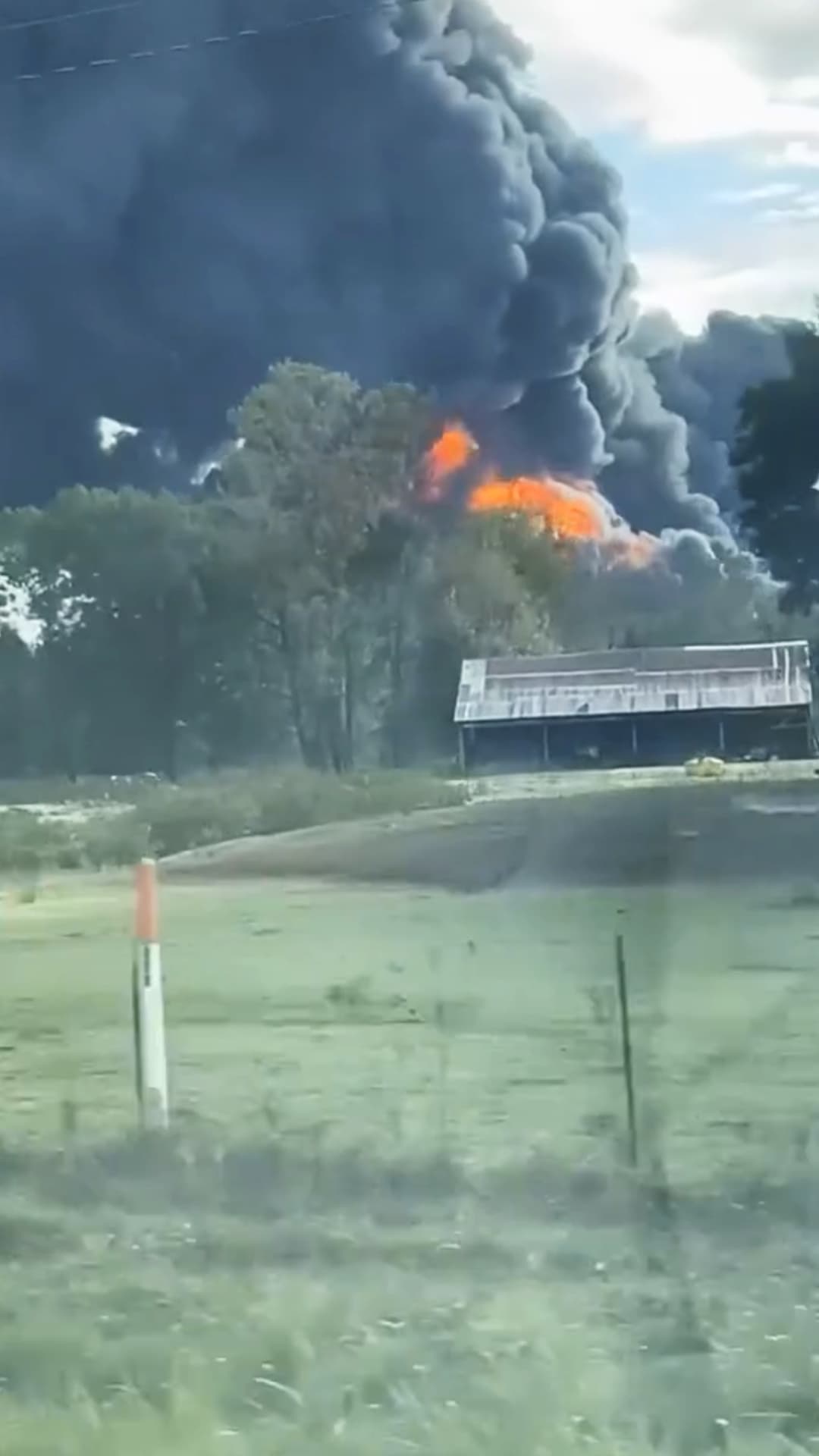 La Oficina de Manejo de Emergencias del Condado de Polk recomendó a los residentes a lo largo de la autopista US-59, desde Goodrich hasta Leggett, que se refugiaran en sus lugares y apagaran los sistemas aire acondicionado en hogares y negocios.