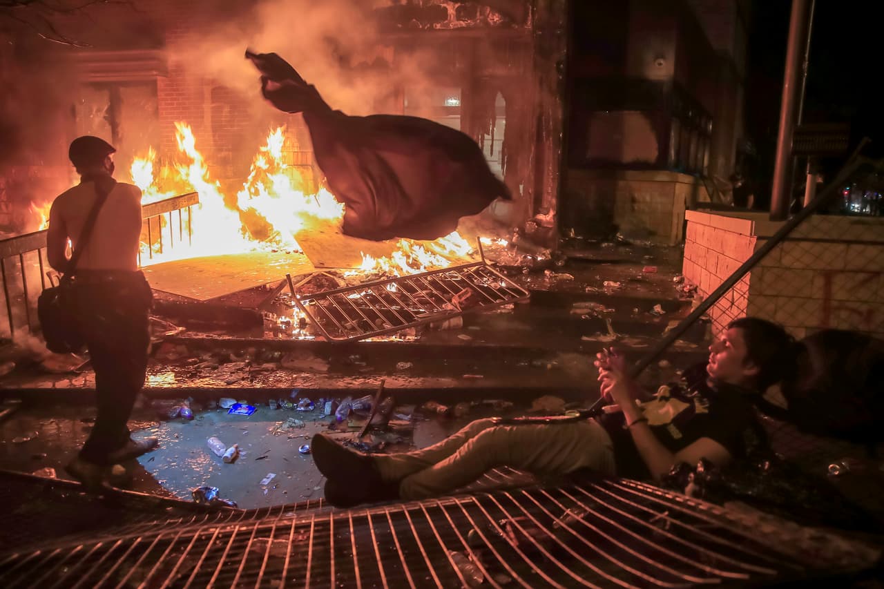 Manifestantes encienden la sede del tercer precinto de la policía durante una nueva jornada de protestas en Minneapolis por la muerte del afroestadounidense George Floyd el pasado lunes, tras ser inmovilizado por el cuello por un agente en una detención.