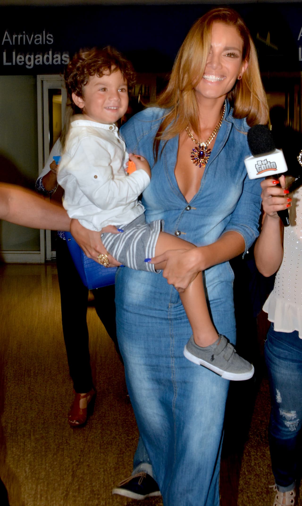 La ex Miss Universo iba muy bien acompañada por el hombre que le roba el aliento.