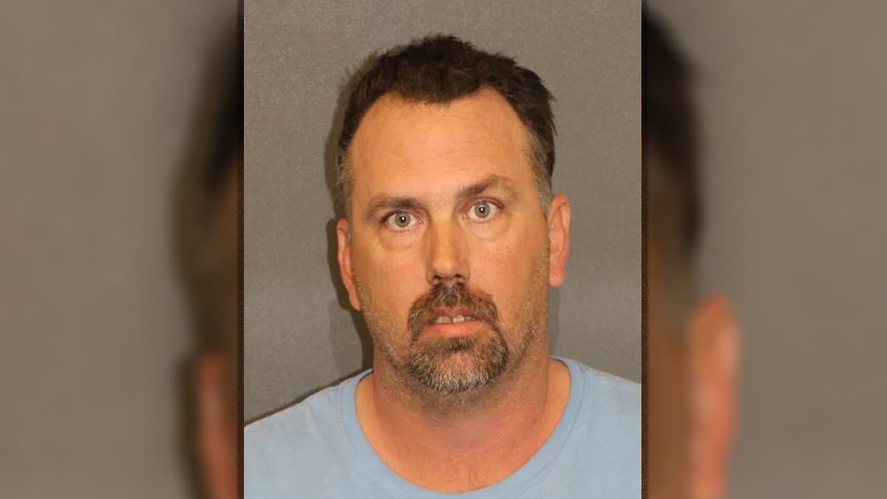 Un hombre en Arizona le entregó un arma a su hija adolescente y le dijo que se disparara