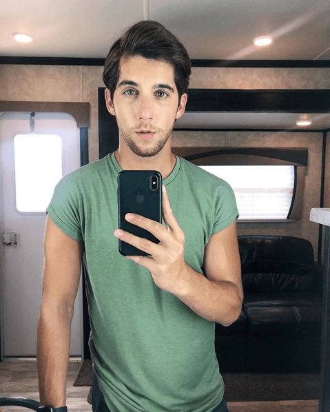 "No me hizo nada, lo que pasa es que 'El Burro' vive tan en su mundo que no se da cuenta de cuando a veces le puede estar haciendo daño a alguien, y a mí me estaba haciendo daño al 
<b><a href="https://www.univision.com/famosos/una-es-su-amiga-y-la-otra-su-hermana-el-burro-quiere-la-paz-entre-yolanda-y-veronica-fotos" target="_blank">no sentirme apoyado</a></b> por él, siendo él un gran amigo para mí, siendo 
<b><a href="https://www.univision.com/series/40-y-20/40-y-20-una-serie-que-te-hara-llorar-de-la-risa" target="_blank">mi 'papá' en 40 y 20</a></b>".