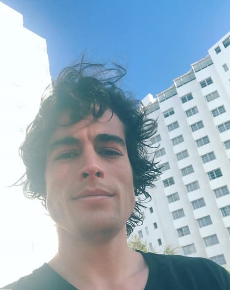 "Tengo todavía el cabello súper largo y tal vez me lo deje así unas semanas y ya me lo cortaré. Hay un par de proyectos en puerta y dependiendo de eso también (se tomará la decisión)", declaró a 
<b><a href="https://twitter.com/tvsespectaculos/status/1189655717176729600?s=21" target="_blank">Televisa Espectáculos.</a></b>