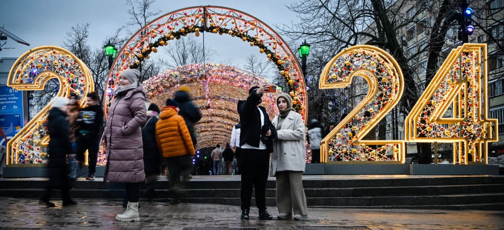 La gente suele reunirse horas antes en las plazas o centros de la ciudad para despedir el año. En Moscú, Rusia, las personas aprovecharon los últimos minutos del 2023 para tomar una fotografía que les recordara que el año había terminado.
