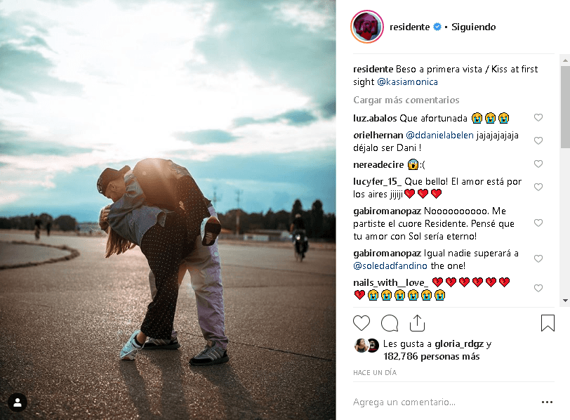 “Beso a primera vista / Kiss at first sight @kasiamonica”, escribió Residente junto a la foto en la que ambos aparecen besándose bajo el sol.