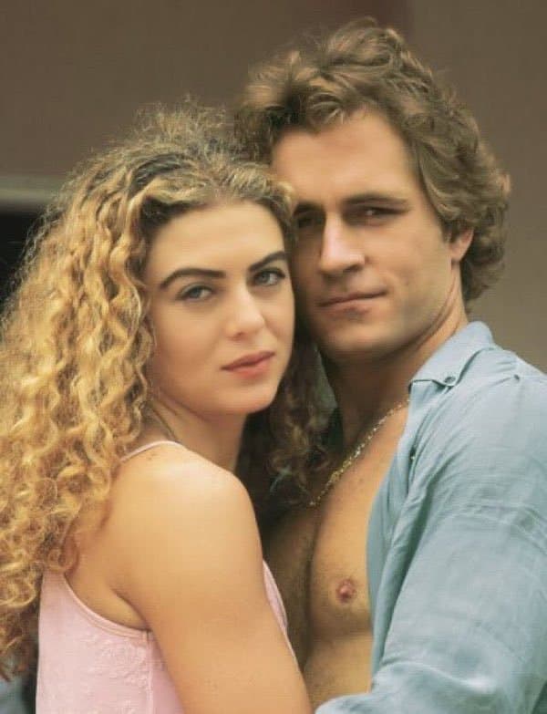 Iniciamos esta lista de las telenovelas colombianas más exitosas con el fenómeno del año 1994, '
<b>Café con aroma de mujer</b>', historia protagonizada por los actores
<b>Margarita Rosa de Francisco</b> y
<b>Guy Ecker</b>.