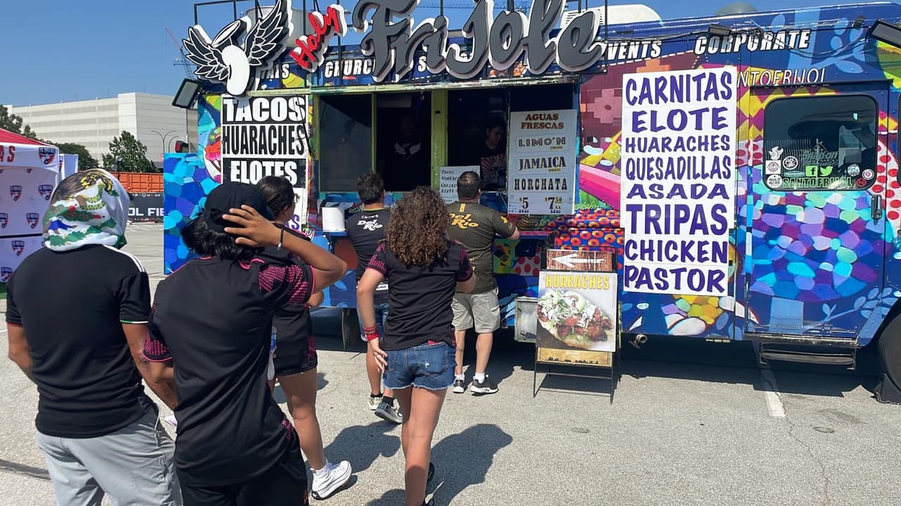 Este foodtruck de comida mexicana se ve prometedor con carnitas, elotes y hasta tripas. Está afuera del AT&T Stadium en Arlington.