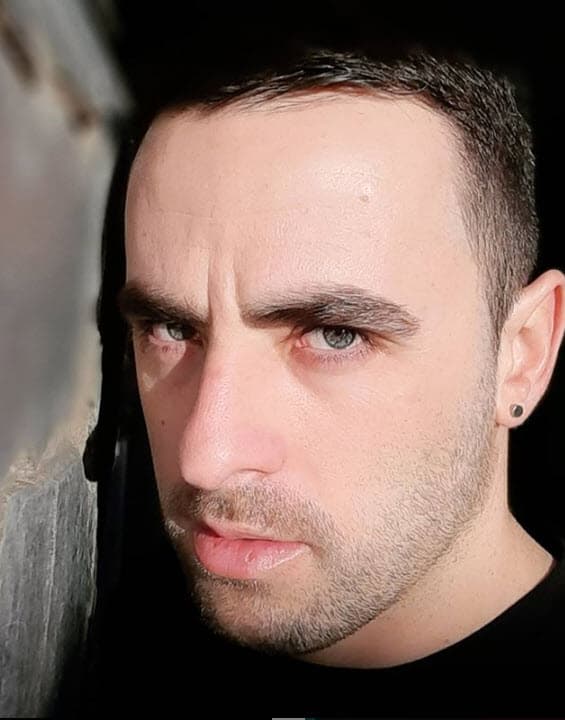 Después siguió su carrera como cantante en México. Martín interpretaba temas como 'Cupido' y 'Enamorado de Britney Spears'.