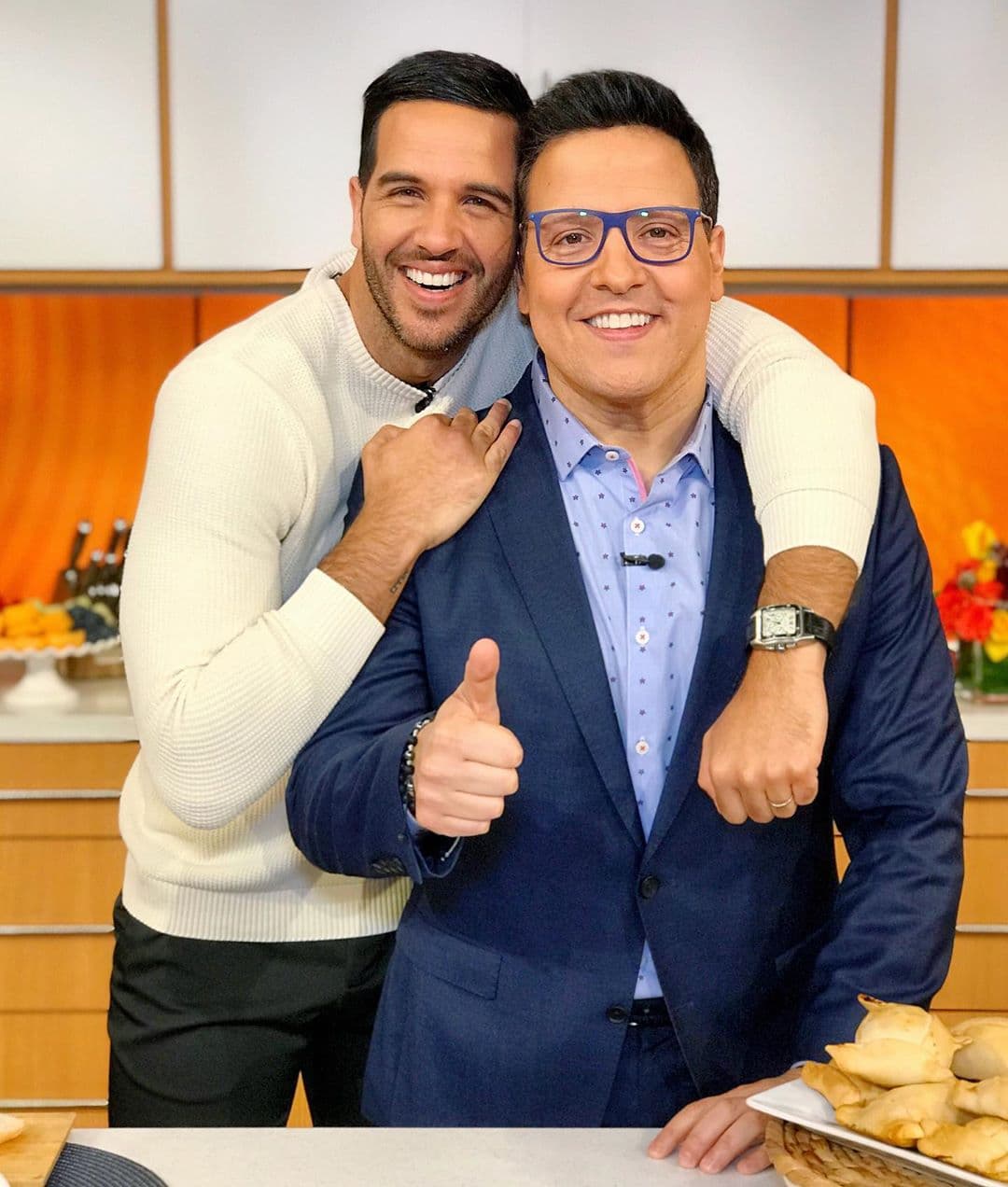 Raúl y Yisus son compatriotas venezolanos y disfrutan trabajar juntos: "Estoy muy contento por ti 'brothercito', y por mí, porque podré gozar de tu compañía y gran ejemplo a diario", señaló el chef Yisus en redes socales el día del
<a href="https://www.univision.com/shows/despierta-america/el-paso-de-raul-gonzalez-por-despierta-america-asi-le-dimos-la-bienvenida-oficial-a-uno-de-los-pioneros-del-show-fotos" target="_blank">regreso oficial de Raúl González</a> a Despierta América.