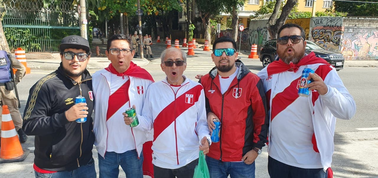 Los fanáticos sudamericanos están listos en las afueras del Estadio Maracaná para la Final de la Copa América que protagonizarán las selecciones de Brasil y Perú.