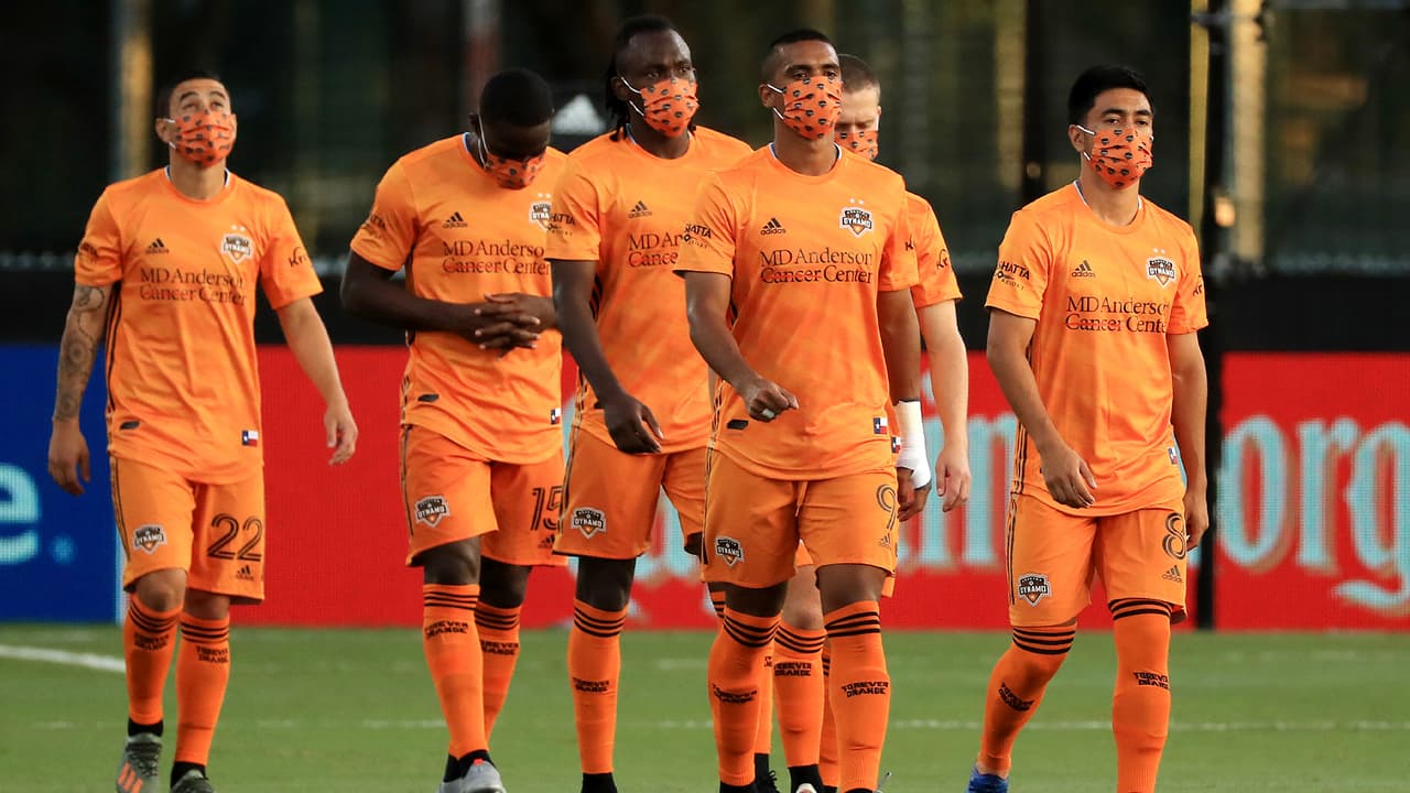 Ante la 
<a href="https://www.univision.com/local/san-antonio-kwex/edicion-digital-san-antonio/duenos-de-negocios-estan-confundidos-ante-la-orden-que-suspende-el-uso-obligatorio-de-cubrebocas-video">suspensión de la orden de usar mascarillas en Texas</a>, algunos equipos de la ciudad decidieron seguir usándolas a pesar de que ya no es obligatorio.