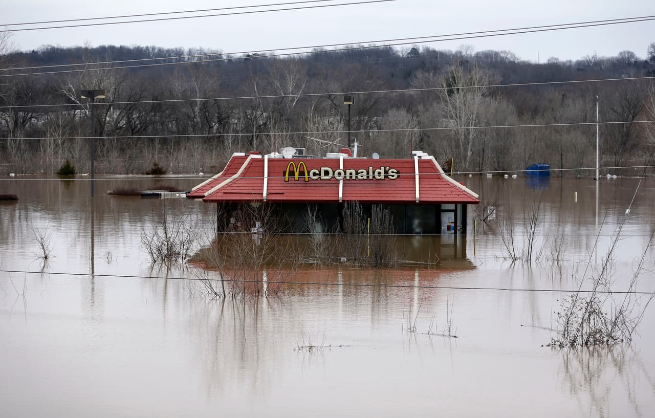 Un local de McDonalds cubierto por las aguas, casi hasta el techo