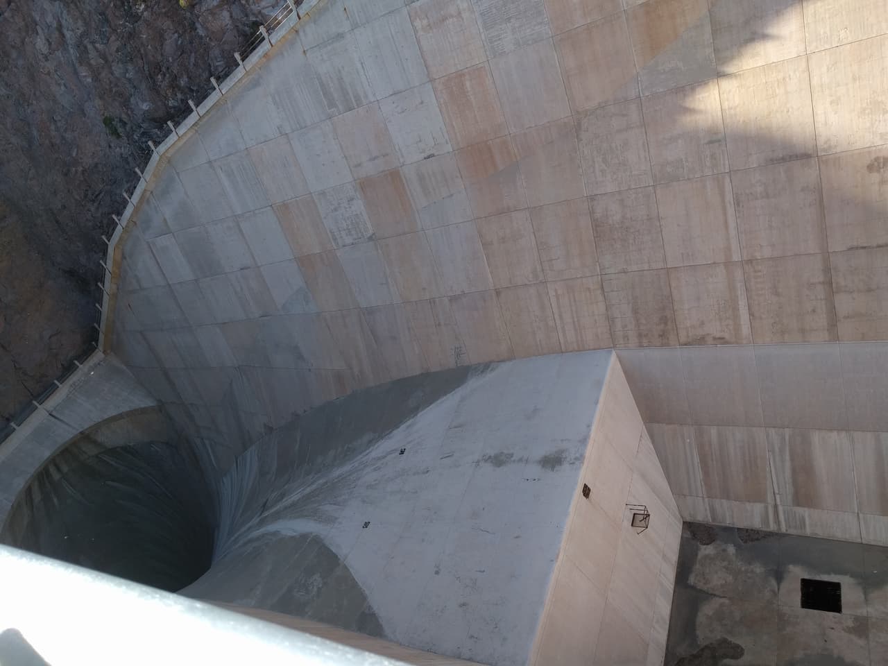 Con una longitud de 380 metros, una altura de 220 metros y una anchura de 200 metros en su base, es una de las presas más grandes del mundo y dio origen al Lago Mead, que sufre su menor nivel en los últimos 40 años.