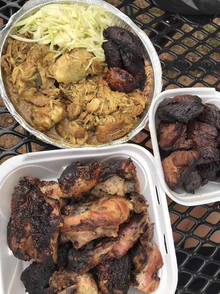 <b><a href="https://www.datfirejerkchicken.com/">Número 2: Dat Fire Jerk Chicken (226 Northside Dr NW Atlanta, GA 30313)</a></b>. Venden pollo jamaicano tradicional Jerk infundido con hierbas y especias naturales que valida su sello de autenticidad en el acervo cultural de la cocina caribeña, según sus propietarios.