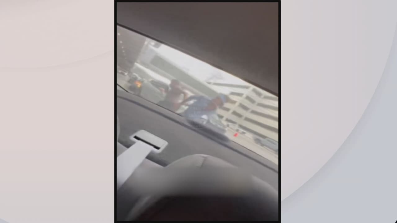 Detienen a conductor de Uber por estacionar en un área prohibida del aeropuerto de Miami