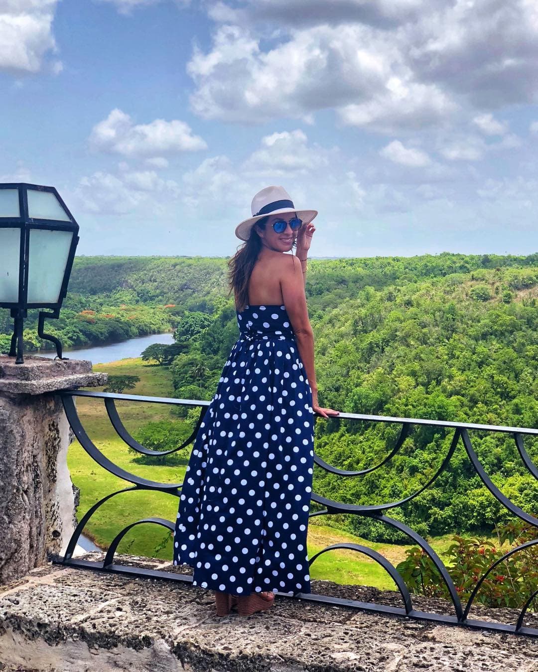 República Dominicana está en la lista de países visitados por Maity. Así de alegre lució en el Anfiteatro Altos de Chavon.