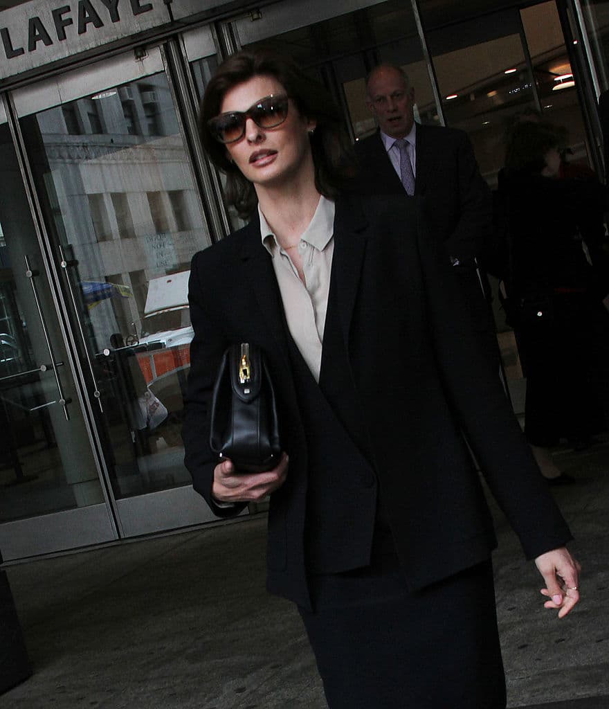 Sus abogados sostienen que los daños irreparables no solo son físicos, sino también psicológicos y económicos, al quedar prácticamente desempleada y sin la posibilidad de recibir un sueldo.