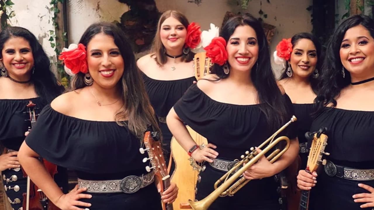 Las quinceañeras desfilarán a lo largo del jardín acompañadas con música tradicional de mariachi Rosas Divinas, integrado solo por mujeres.