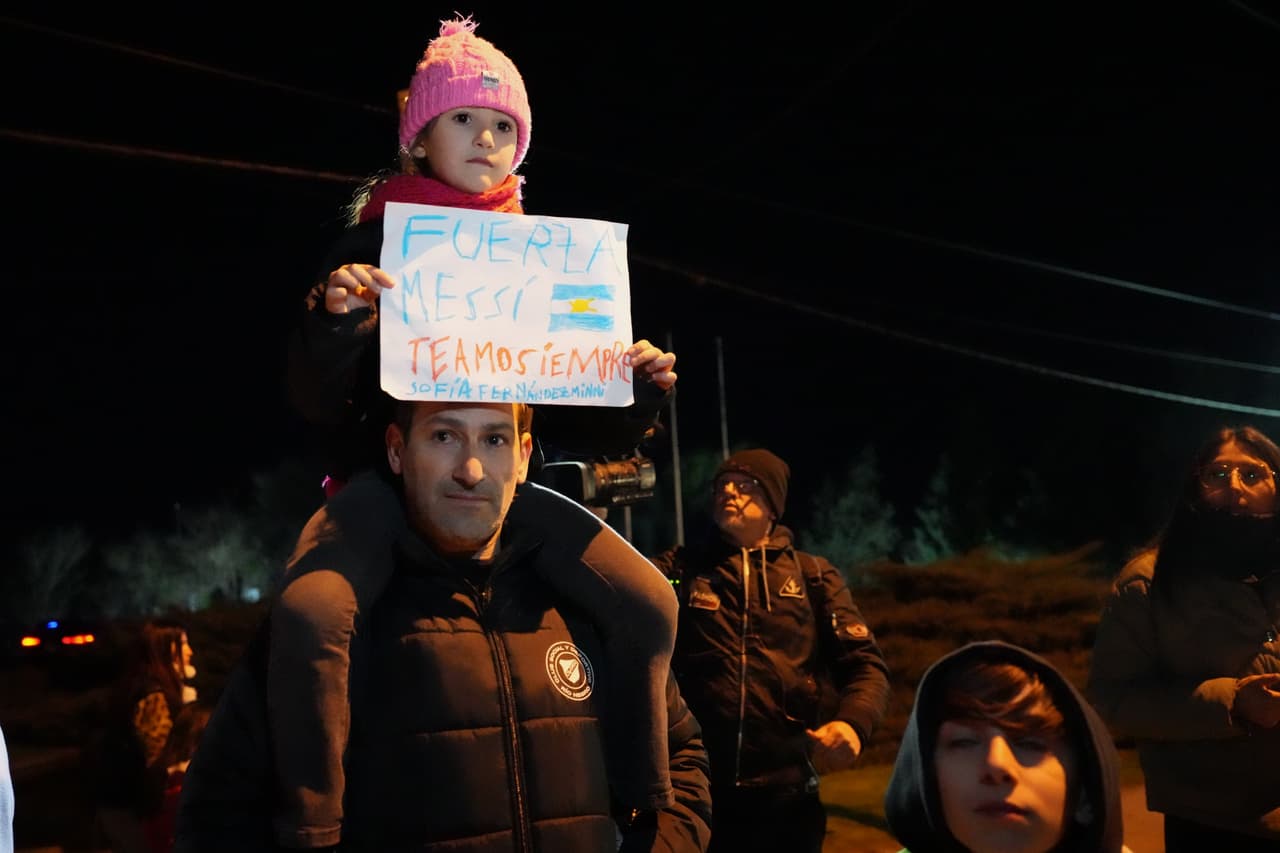 Una niña sostiene una pancarta con el mensaje en español "Fuerza Messi, te amo siempre", en referencia al futbolista Lionel Messi, a las afueras del cementerio el día en que falleció su padre, Jorge Messi, tras una larga enfermedad, en Rosario, Argentina, el sábado 8 de agosto de 2026. (Foto AP/Rodrigo Abd)