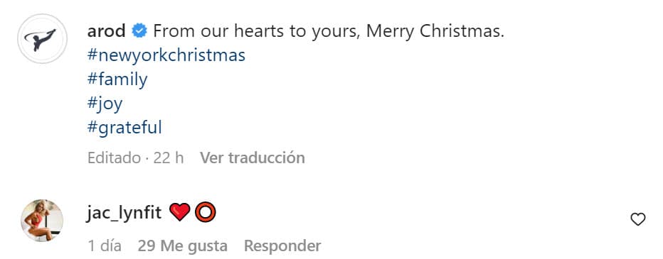 "De nuestros corazones a los suyos, Feliz Navidad", escribió Rodríguez en las fotos.