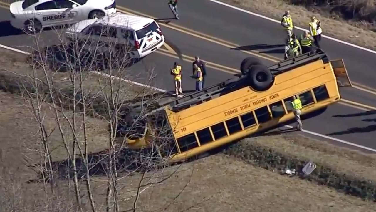 Autobús escolar se vuelca en el condado de Johnston: confirman 12 heridos